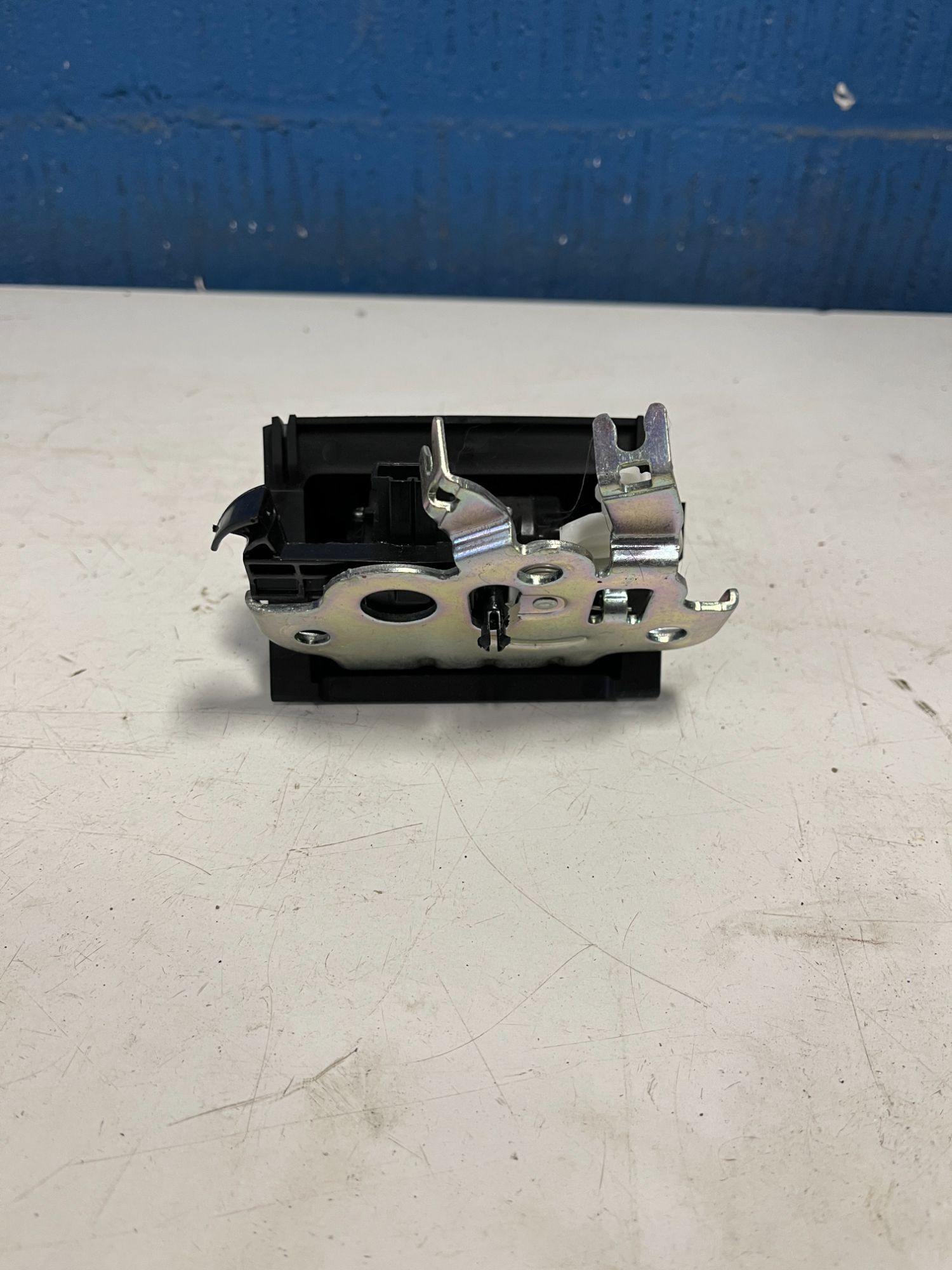 Skoda Octavia Dørlås Med OEM Nr. 5E0827505A Fra Skoda Ophugger