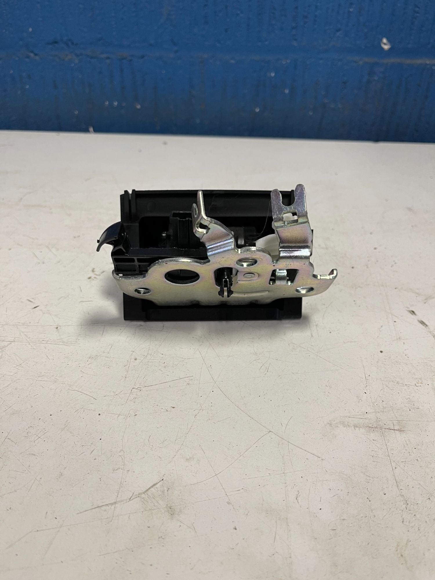 Skoda Octavia Dørlås Med OEM Nr. 5E0827505 Fra Skoda Ophugger
