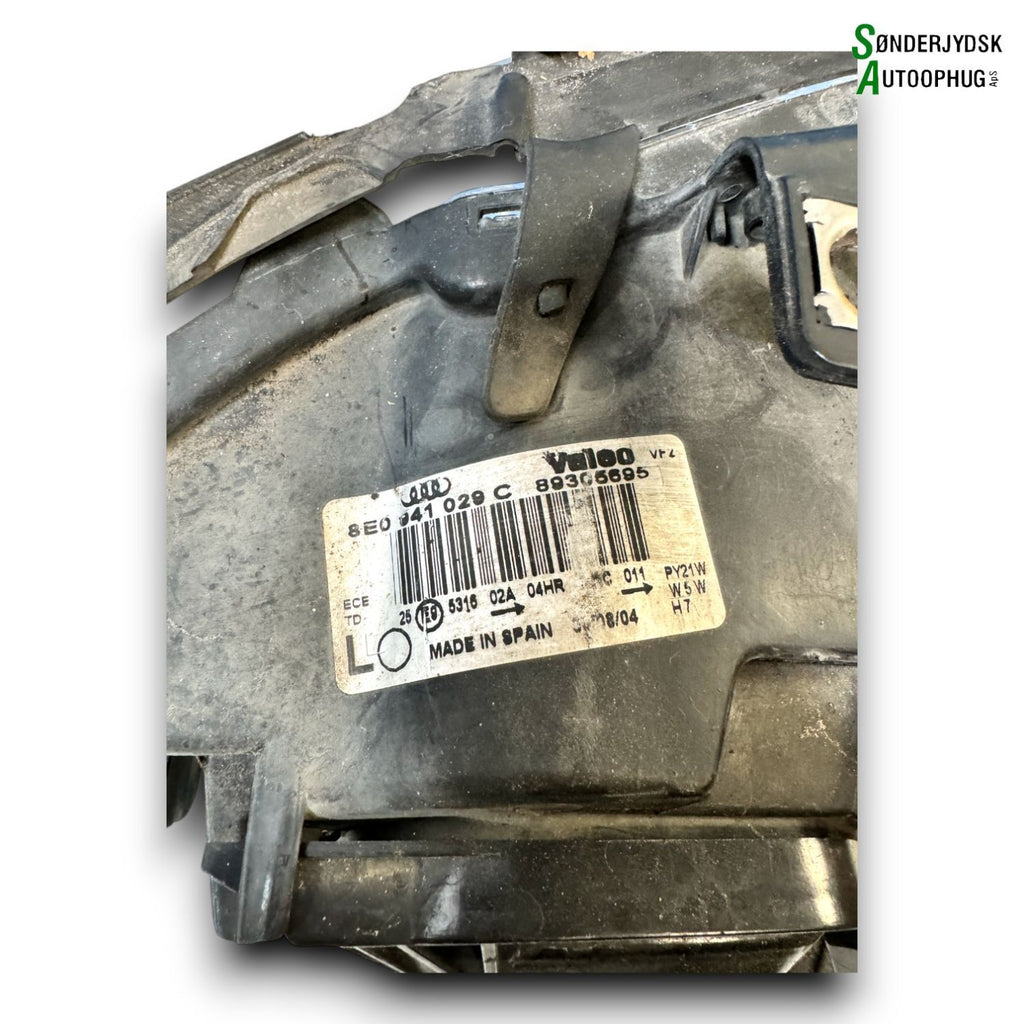 Audi A4 Forlygte Med OEM Nr. 8E0941029C Fra Audi Ophugger