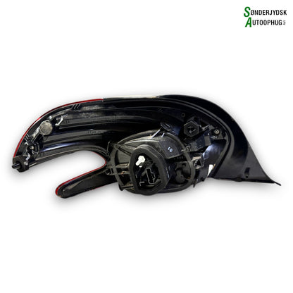 Peugeot 208 Baglygte Med OEM Nr. 9825601180	 Fra Peugeot Ophugger