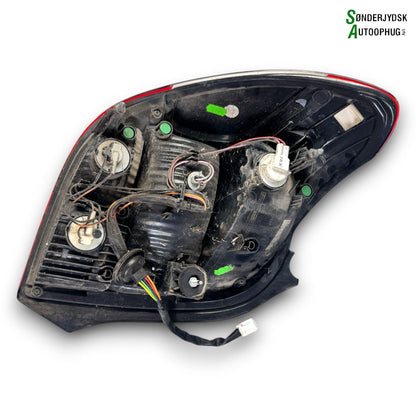 Peugeot 108 Baglygte Med OEM Nr. B001031180 Fra Peugeot Ophugger