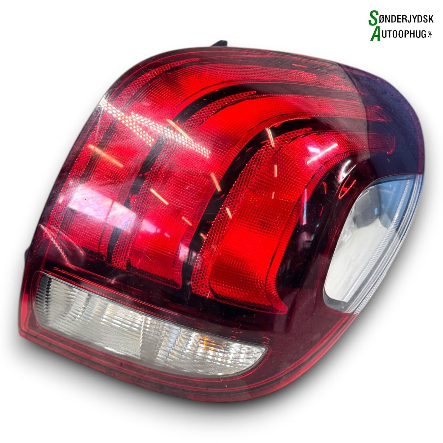 Peugeot 108 Baglygte Med OEM Nr. B001031180 Fra Peugeot Ophugger