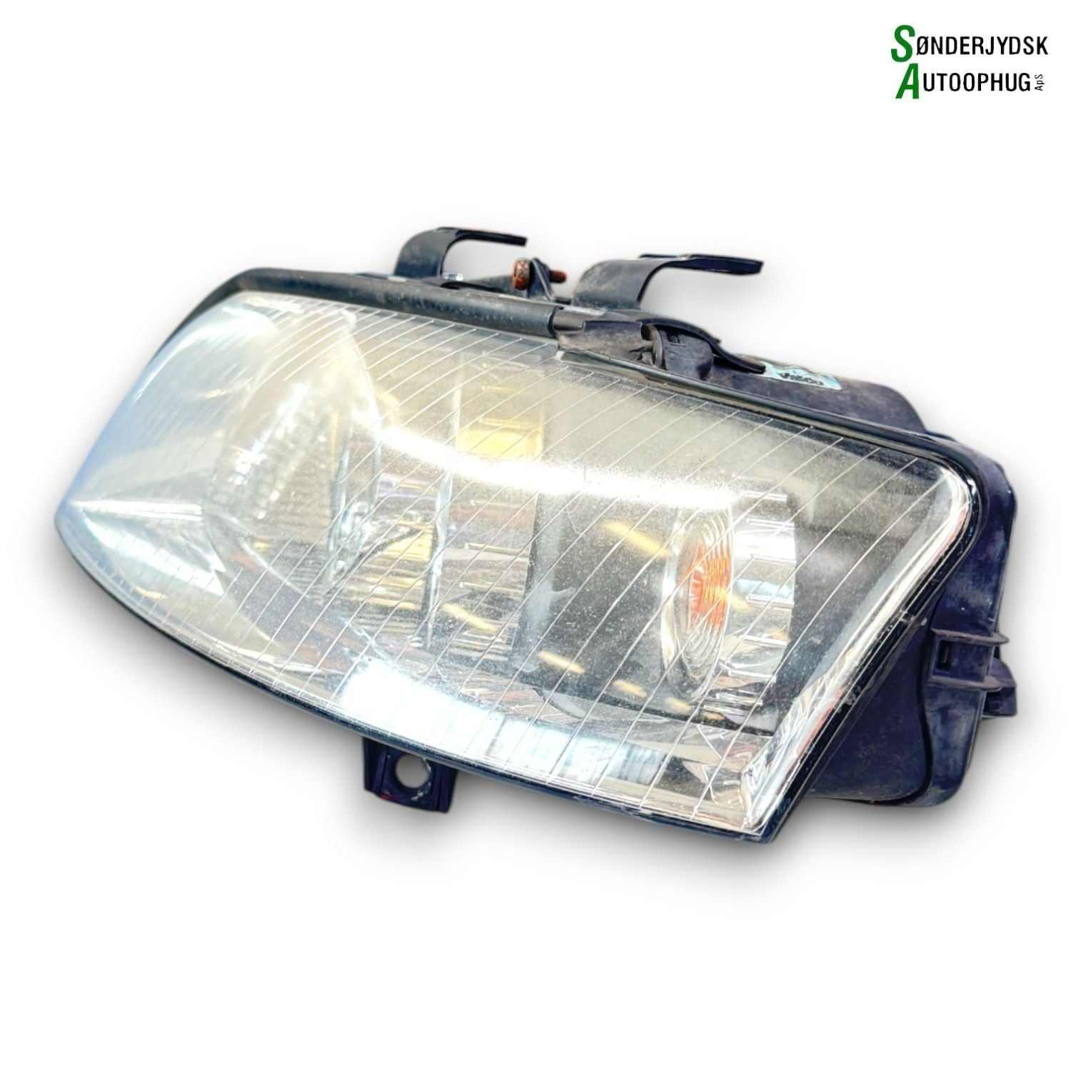 Audi A4 Forlygte Med OEM Nr. 8E0990007F Fra Audi Ophugger