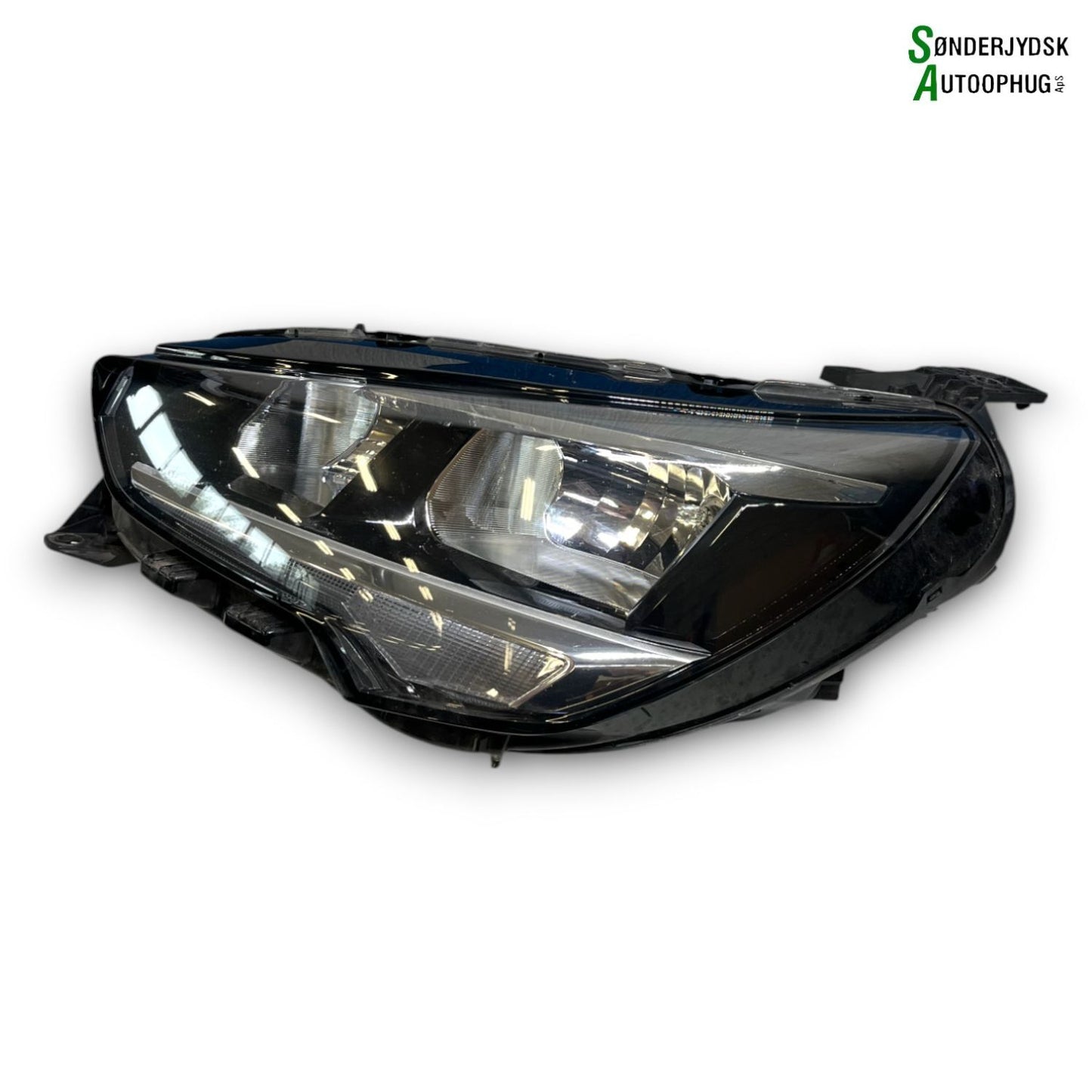 Opel Corsa F Forlygte Med OEM Nr. 39162648 Fra Opel Ophugger