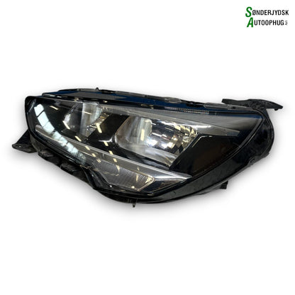 Opel Corsa F Forlygte Med OEM Nr. 39162648 Fra Opel Ophugger
