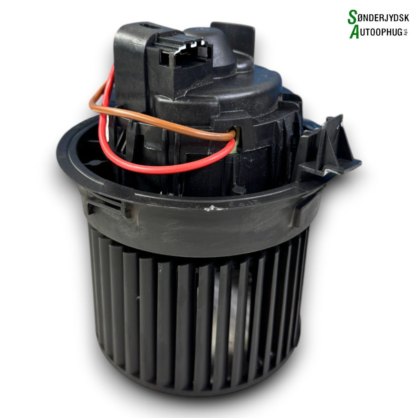 Renault Clio 4 Varmeblæser Med OEM Nr. 272101005R Fra Renault Ophugger