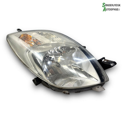 Toyota Yaris Forlygte Med OEM Nr. 811100D120 Fra Toyota Ophugger