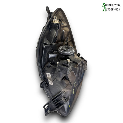 Toyota Yaris Forlygte Med OEM Nr. 811100D120 Fra Toyota Ophugger