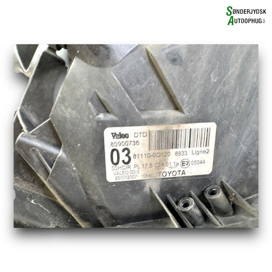 Toyota Yaris Forlygte Med OEM Nr. 811100D120 Fra Toyota Ophugger