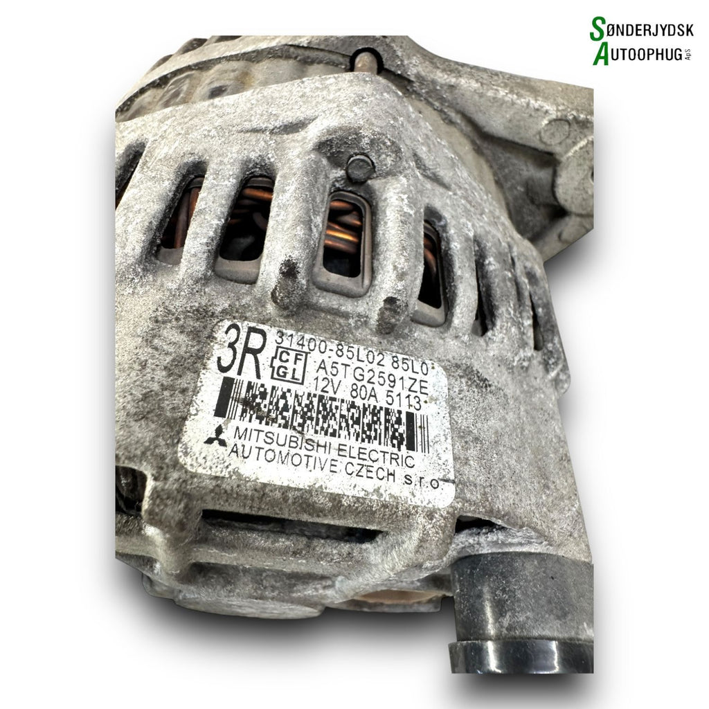 Suzuki Swift Generator Med OEM Nr. 3140085L03000 Fra Suzuki Ophugger