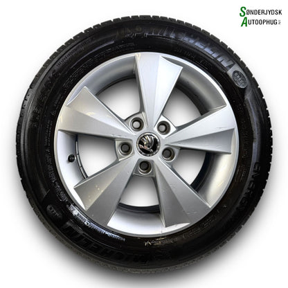 Skoda Octavia Fælge M/Sommerdæk Med OEM Nr. 5E0601025C Fra Skoda Ophugger
