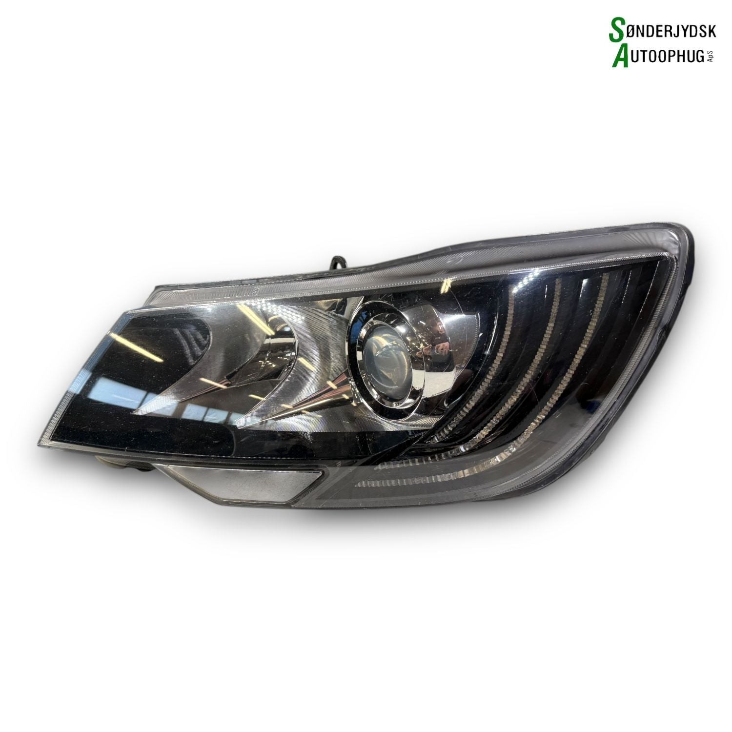 Skoda Superb Forlygte Med OEM Nr. 3T1941017H Fra Skoda Ophugger