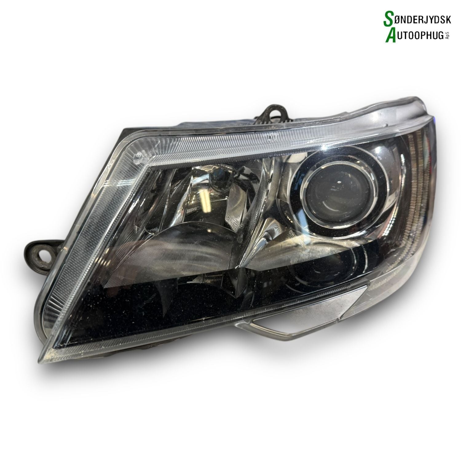 Skoda Superb Forlygte Med OEM Nr. 3T1941015H Fra Skoda Ophugger
