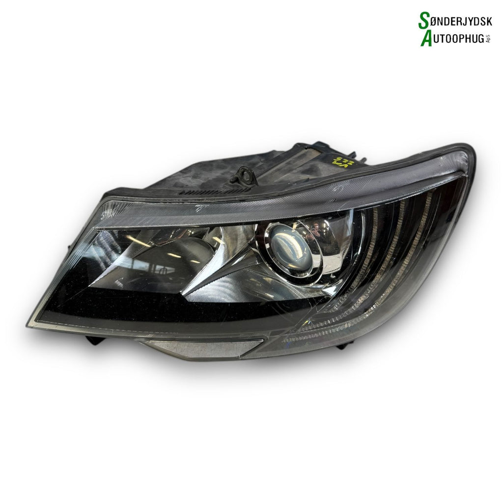Skoda Superb Forlygte Med OEM Nr. 3T1941017H Fra Skoda Ophugger