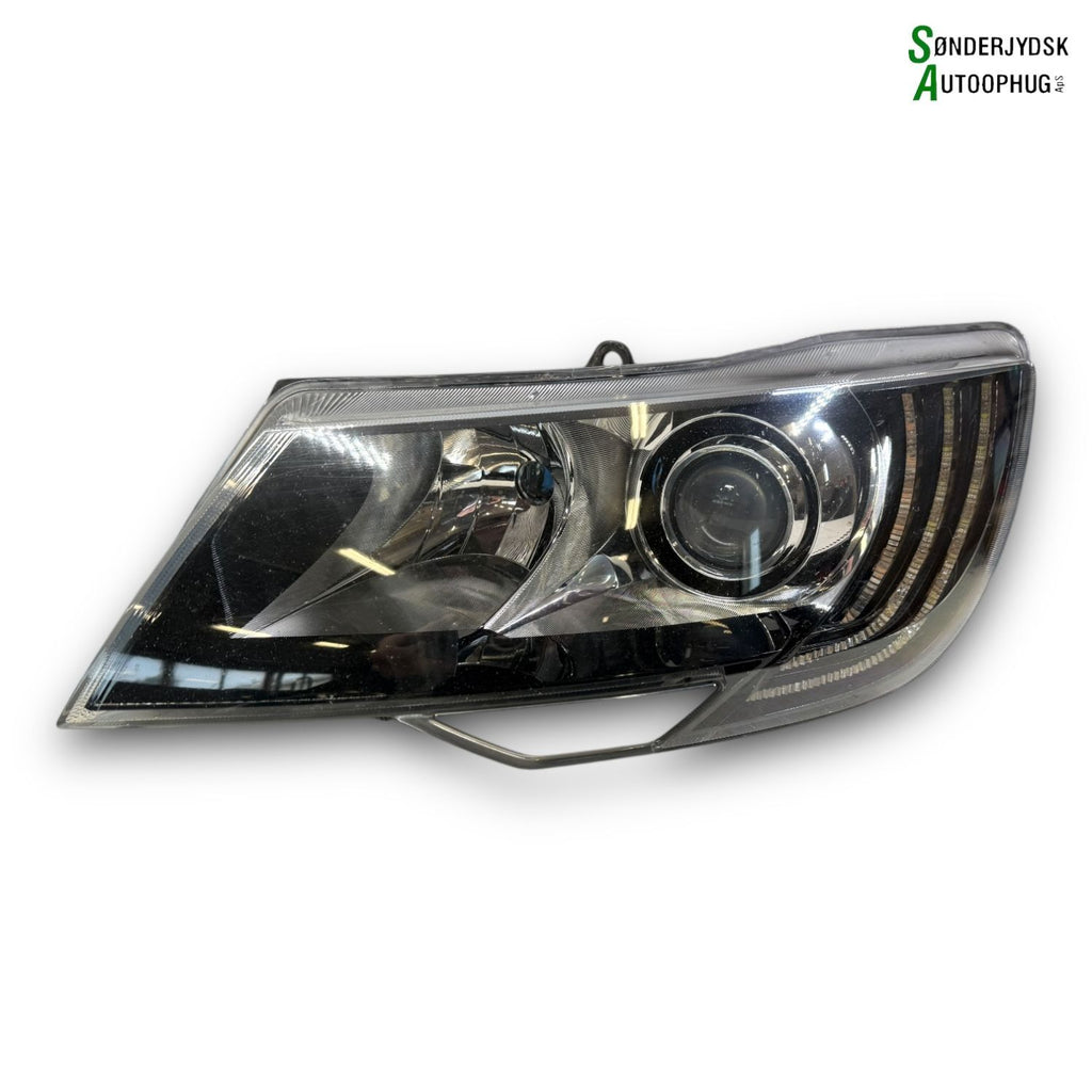 Skoda Superb Forlygte Med OEM Nr. 3T1941015H Fra Skoda Ophugger