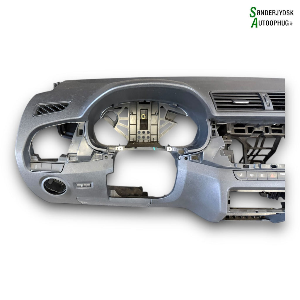 Skoda Fabia Instrumentpolstring Med OEM Nr. 6V0819701CRYP Fra Skoda Ophugger