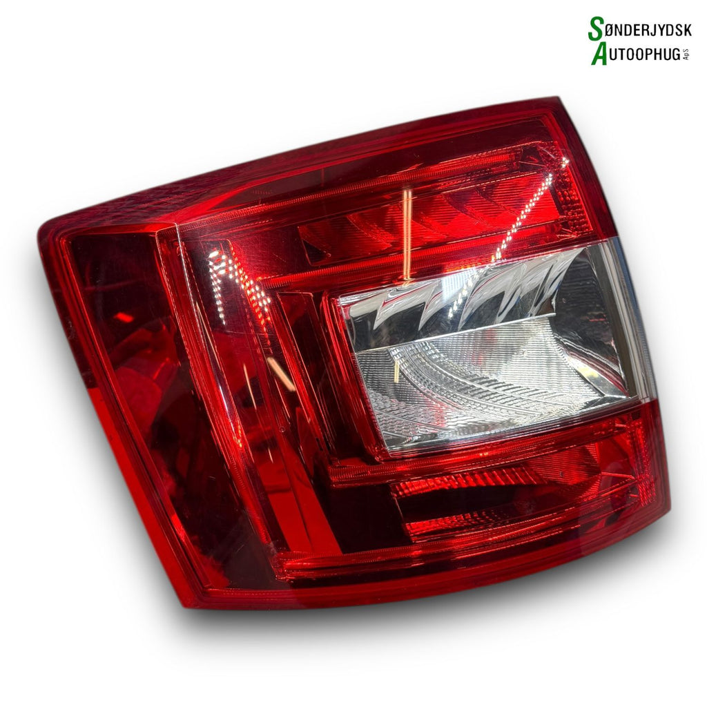 Skoda Octavia Baglygte Med OEM Nr. 5E9945111A Fra Skoda Ophugger