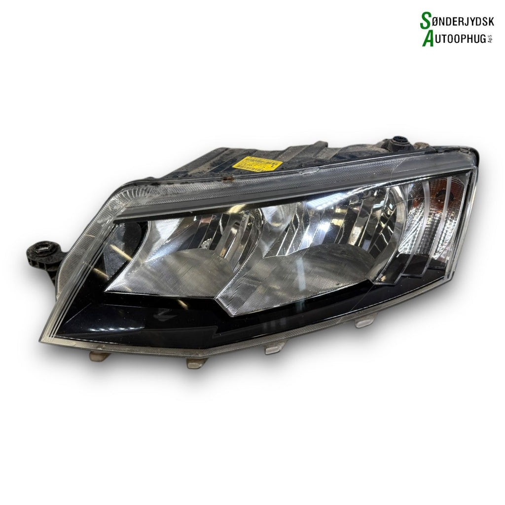 Skoda Octavia Forlygte Med OEM Nr. 5E1941015 Fra Skoda Ophugger