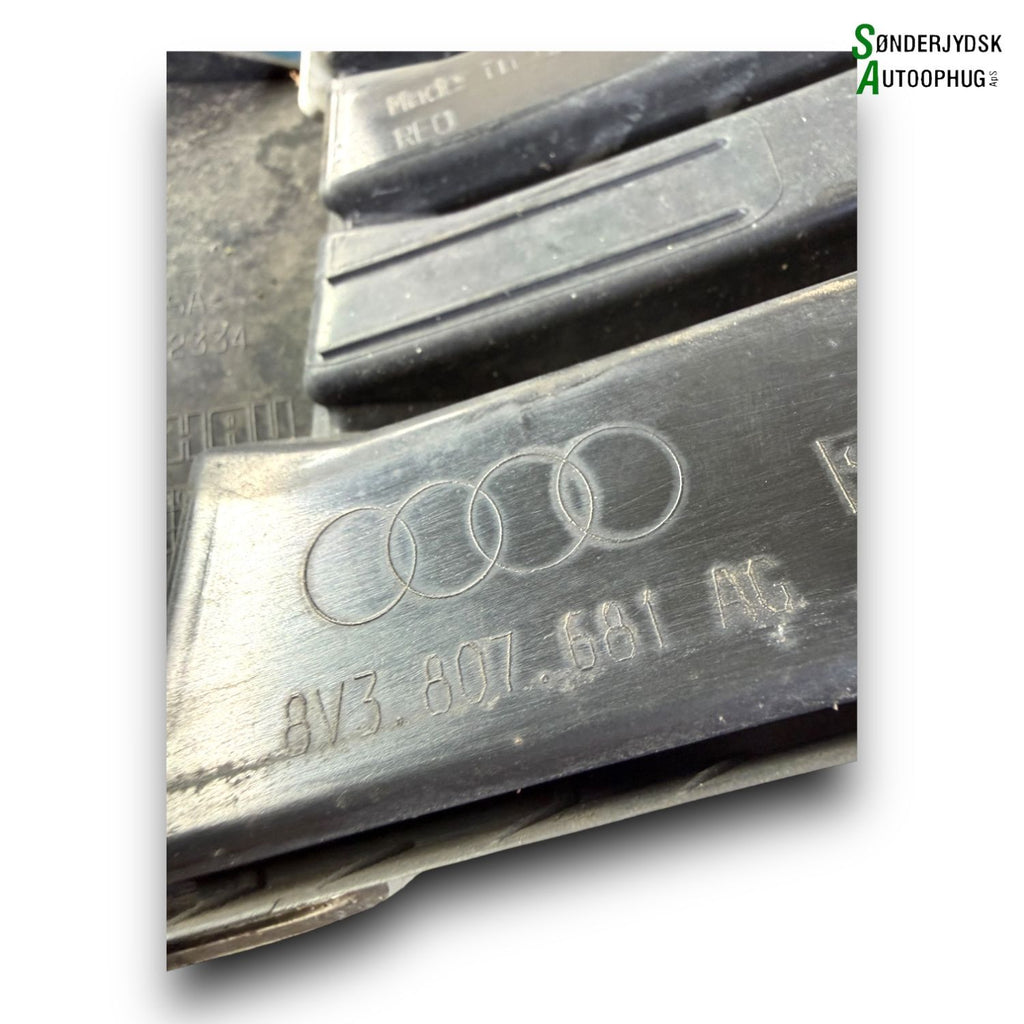 Audi A3 8V Kofangergitter Med OEM Nr. 8V3807681AG Fra Audi Ophugger