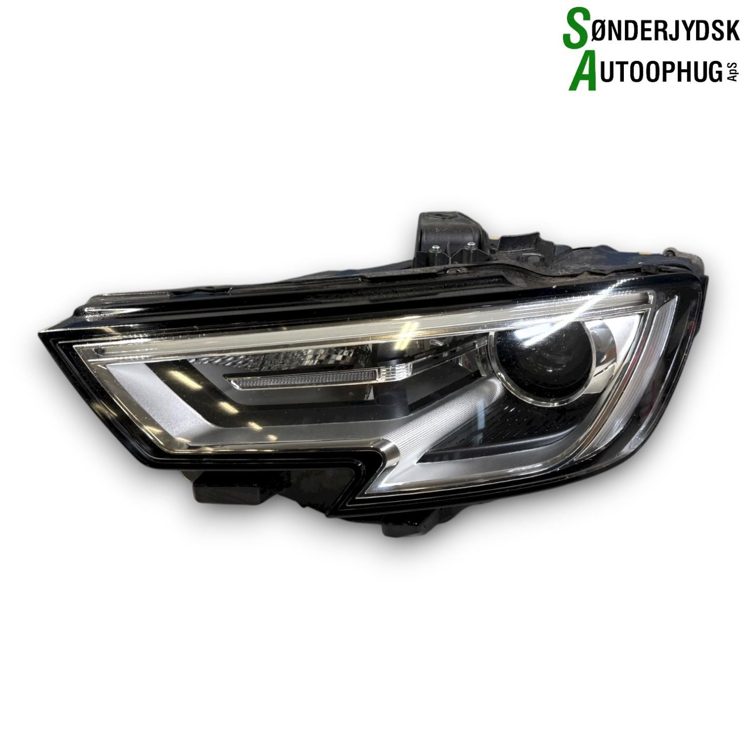 Audi A3 8V Forlygte Med OEM Nr. 8V0941043E Fra Audi Ophugger