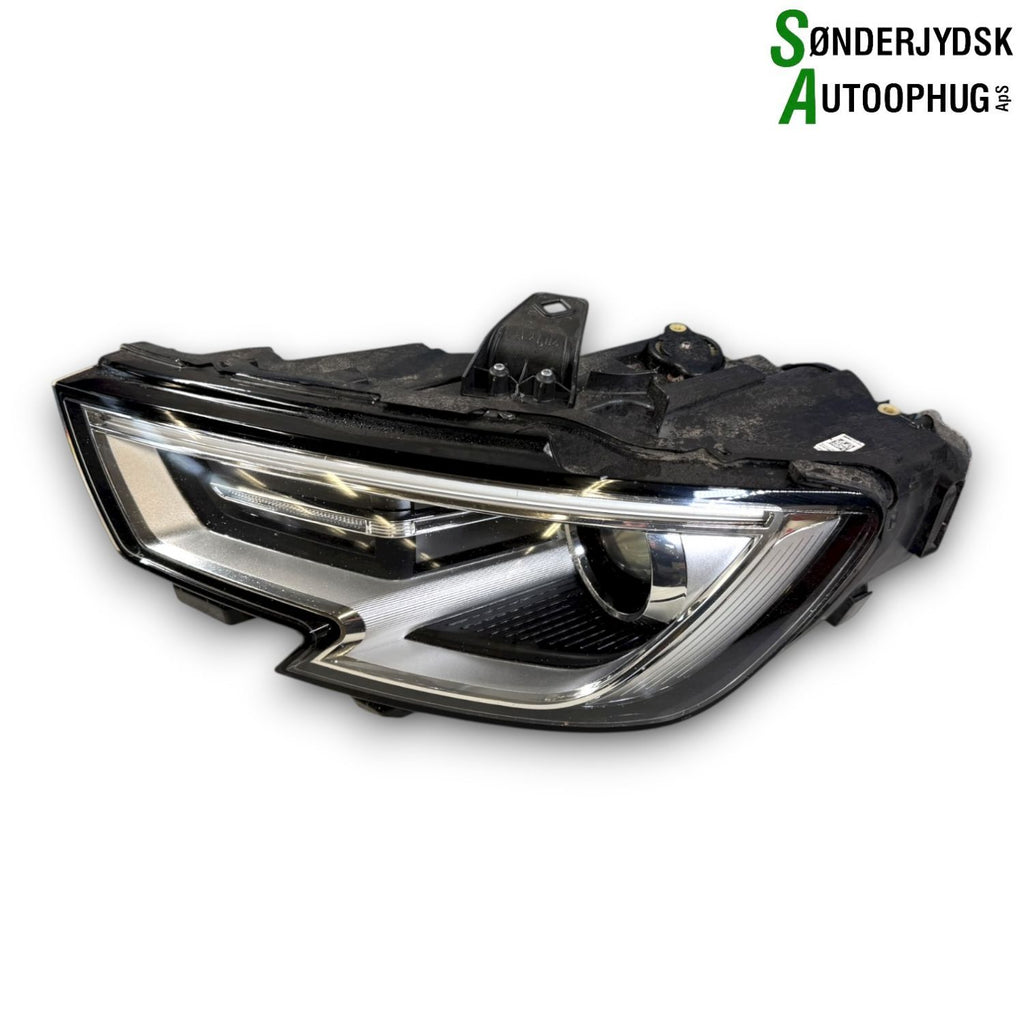 Audi A3 8V Forlygte Med OEM Nr. 8V0941043E Fra Audi Ophugger