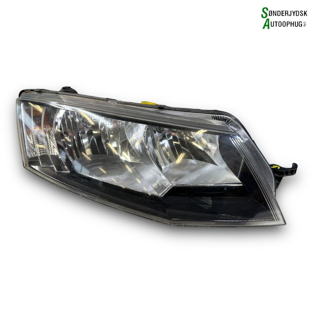 Skoda Octavia Forlygte Med OEM Nr. 5E1941016 Fra Skoda Ophugger
