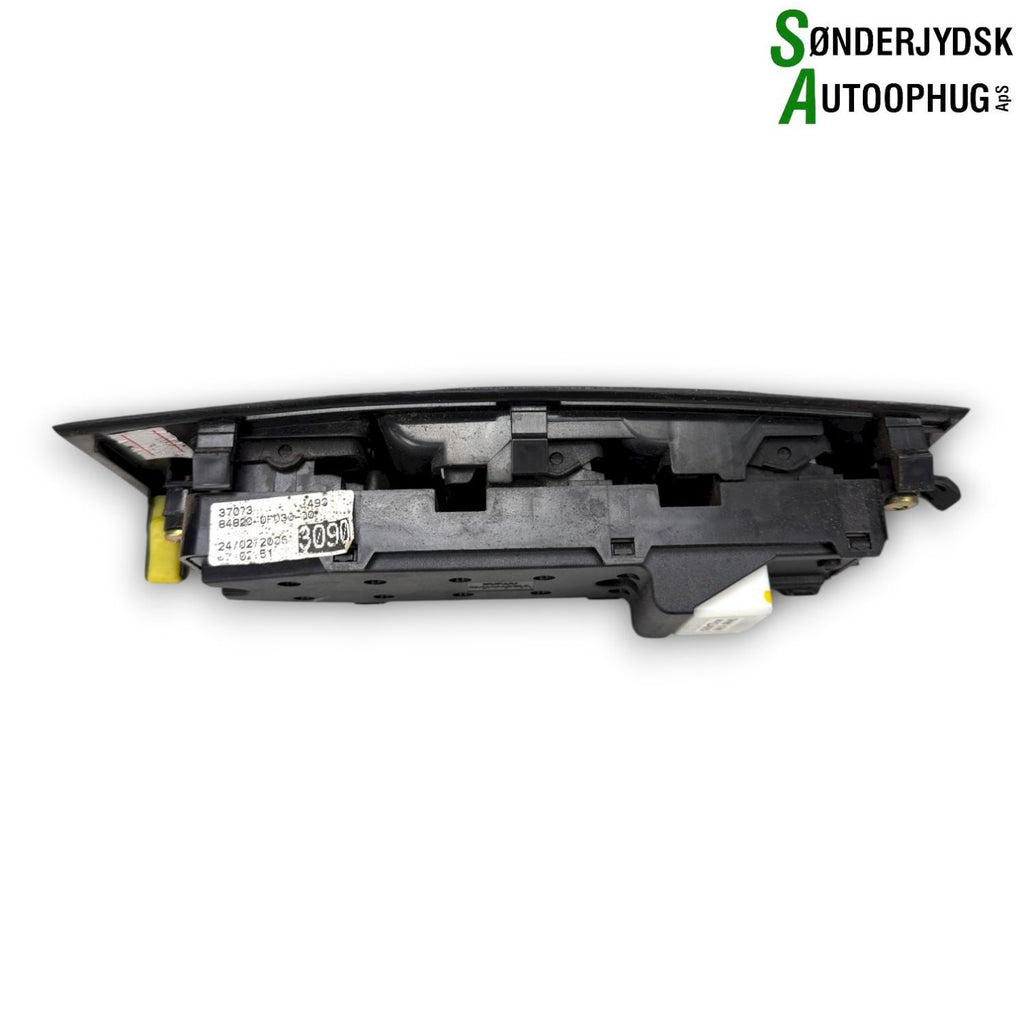 Toyota Corolla Verso Kontakt Rudehejs Med OEM Nr. 848200F030 Fra Toyota Ophugger