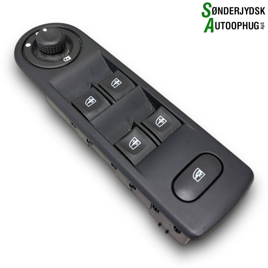 Renault Clio 4 Kontakt Rudehejs Med OEM Nr. 8200676529 Fra Renault Ophugger
