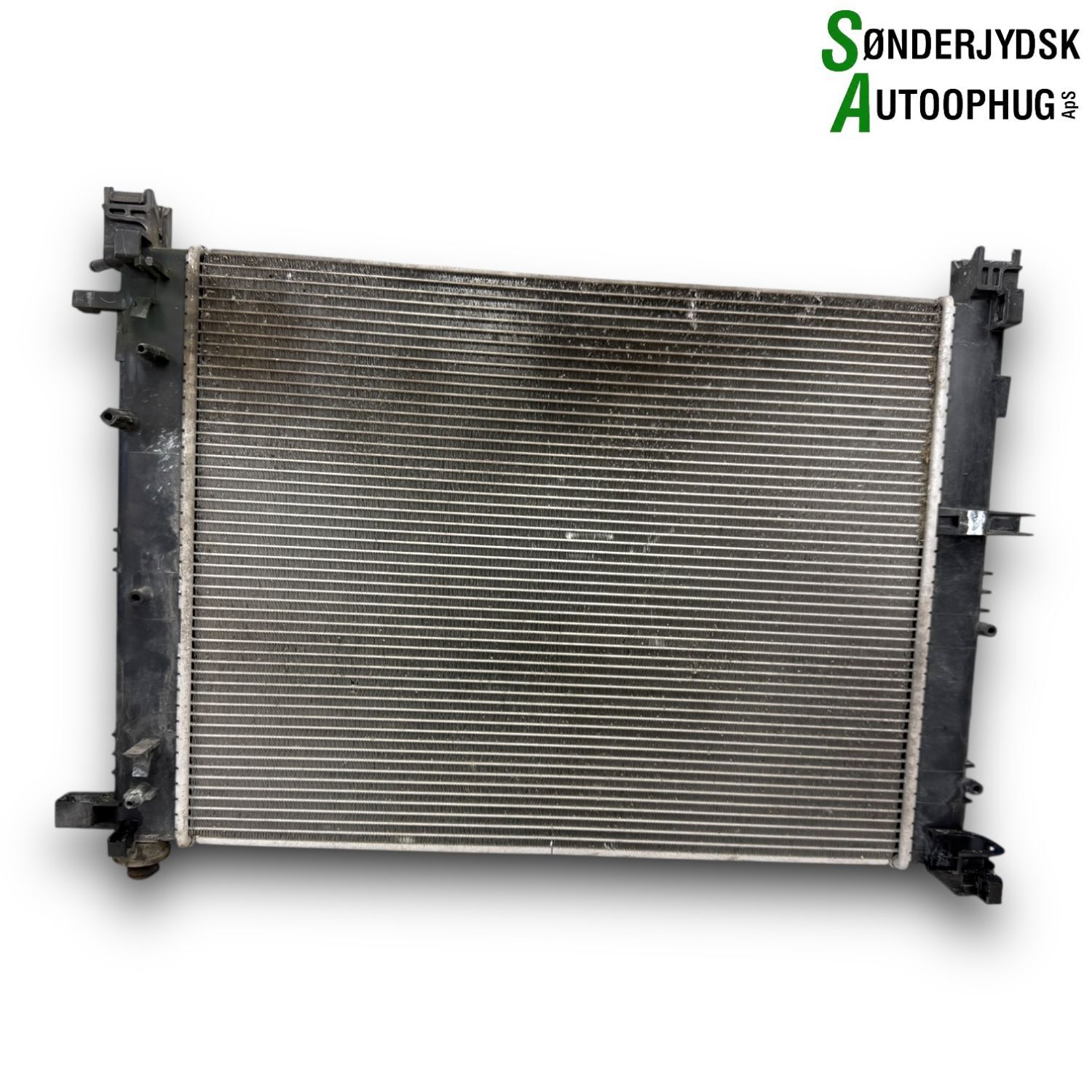 Renault Clio 4 Køler Med OEM Nr. 214107326R Fra Renault Ophugger