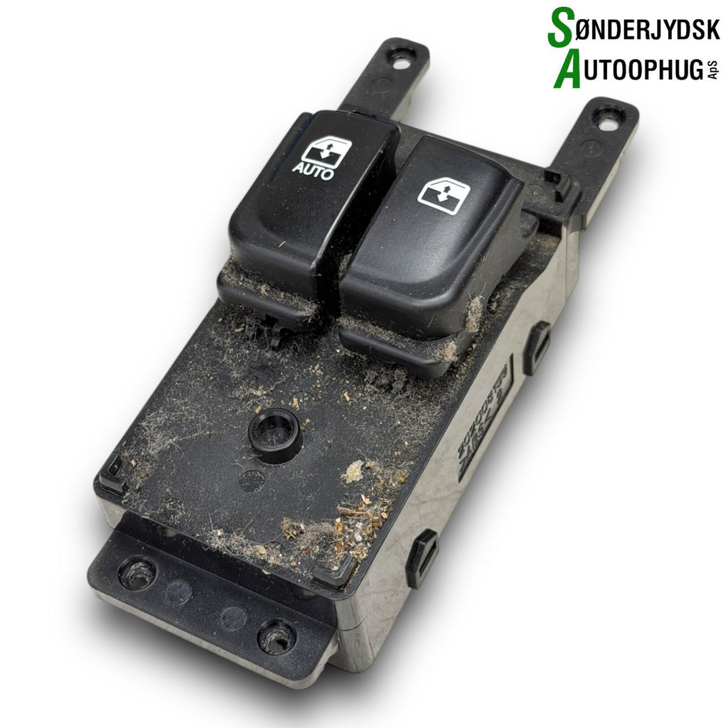 Hyundai I20 Nl Kontakt Rudehejs Med OEM Nr. 935701J012 Fra Hyundai Ophugger