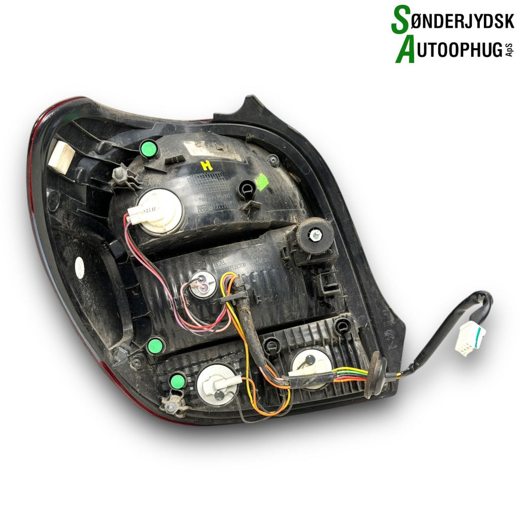 Peugeot 108 Baglygte Med OEM Nr. B000864480 Fra Peugeot Ophugger