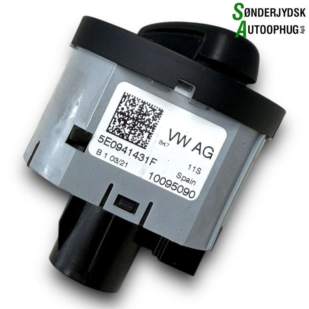 Skoda Fabia Kontakt Lys Med OEM Nr. 5E0941431F Fra Skoda Ophugger