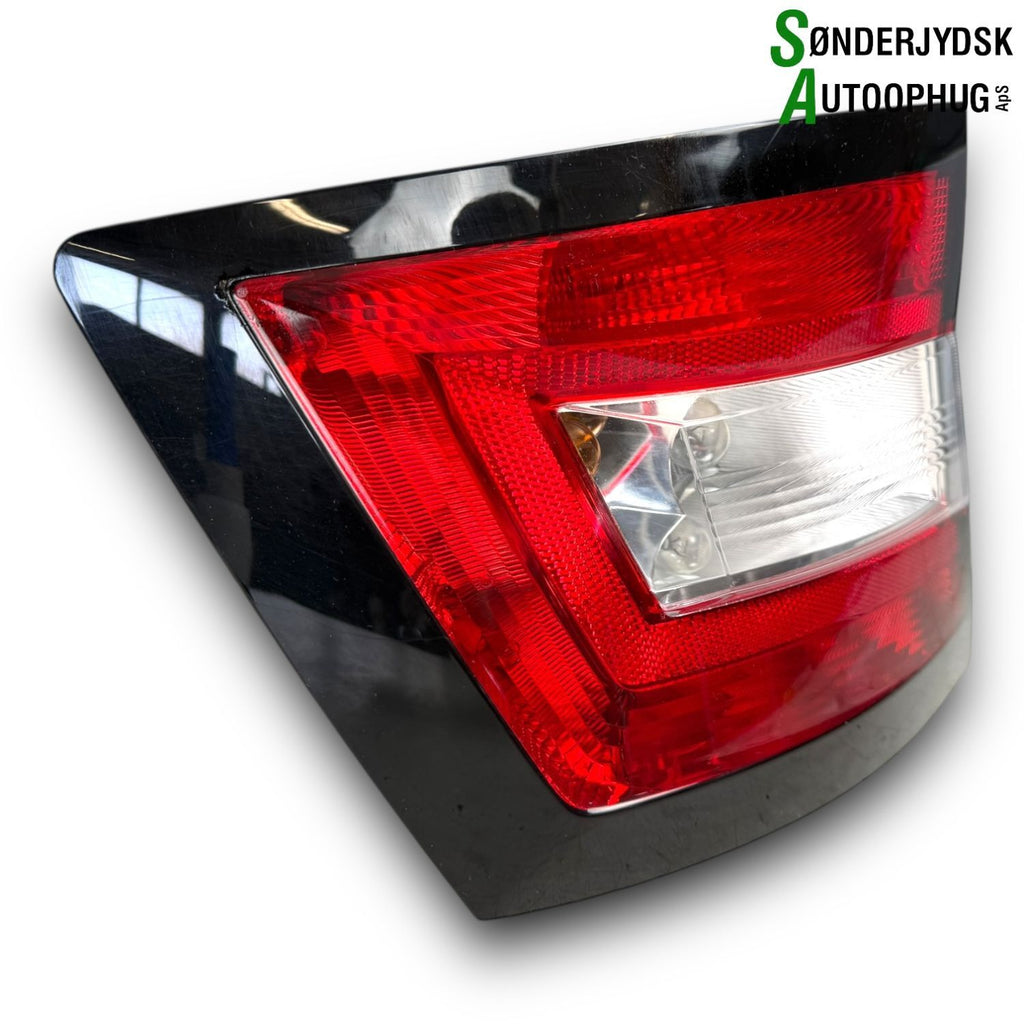 Skoda Fabia Baglygte Med OEM Nr. 6V9945111 Fra Skoda Ophugger