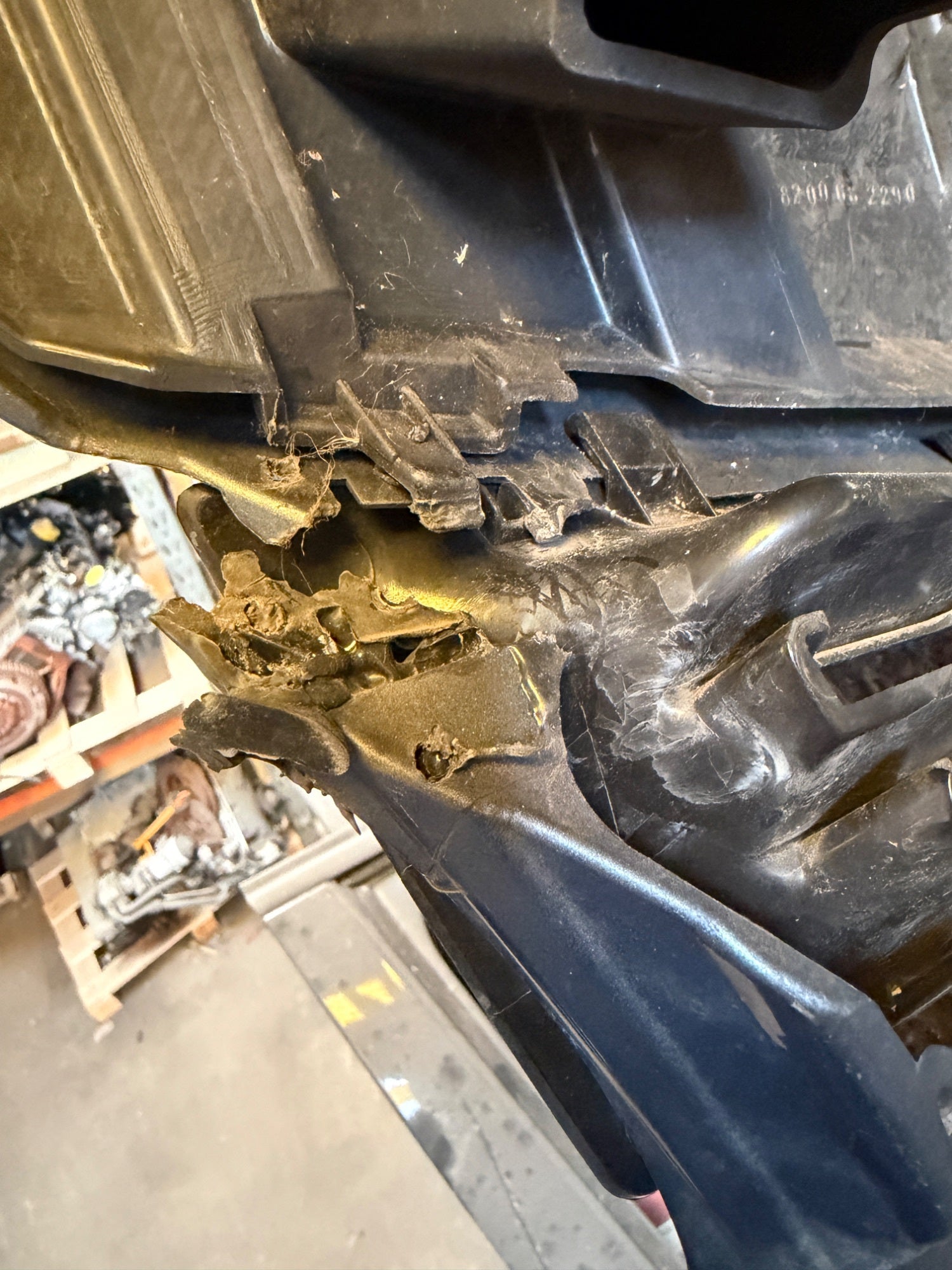 Renault Clio 3 Forkofanger Med OEM Nr. 620223641R Fra Renault Ophugger