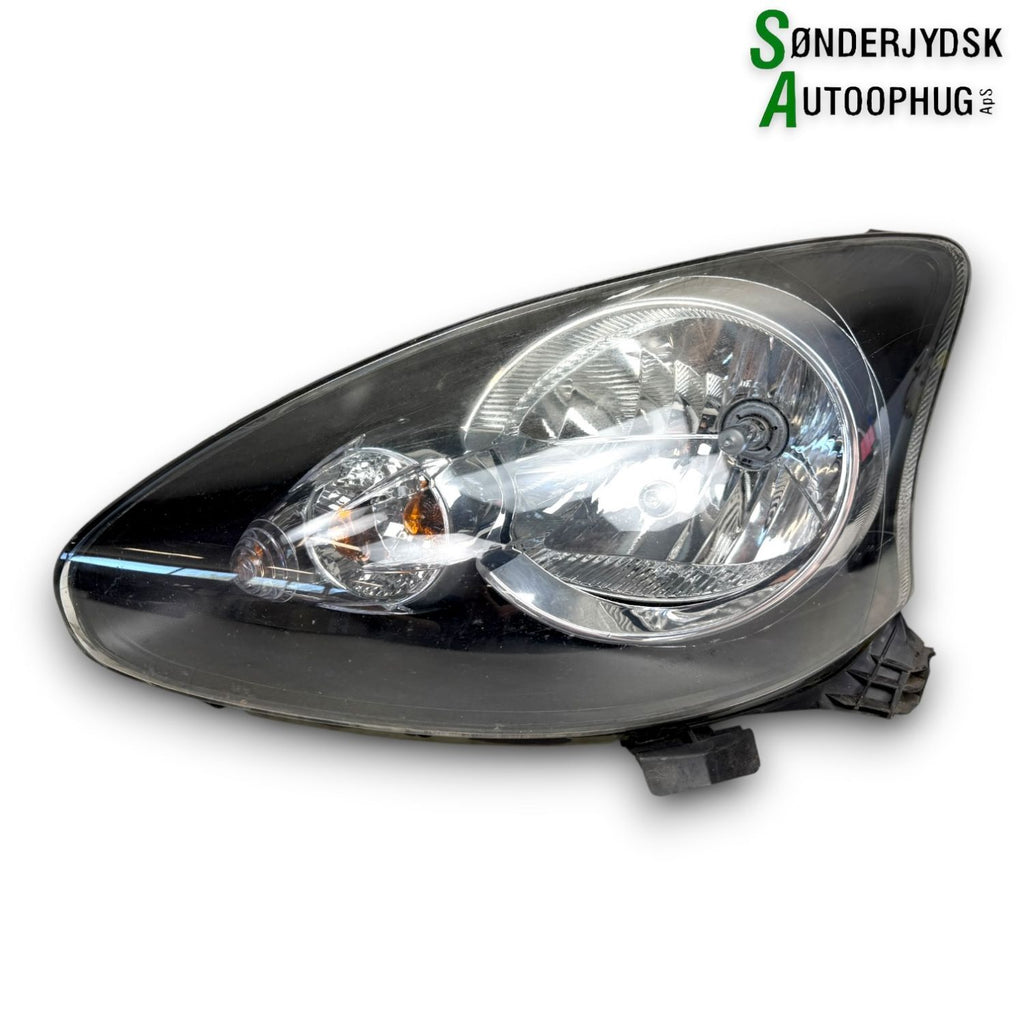 Toyota Aygo Forlygte Med OEM Nr. 811700H011 Fra Toyota Ophugger