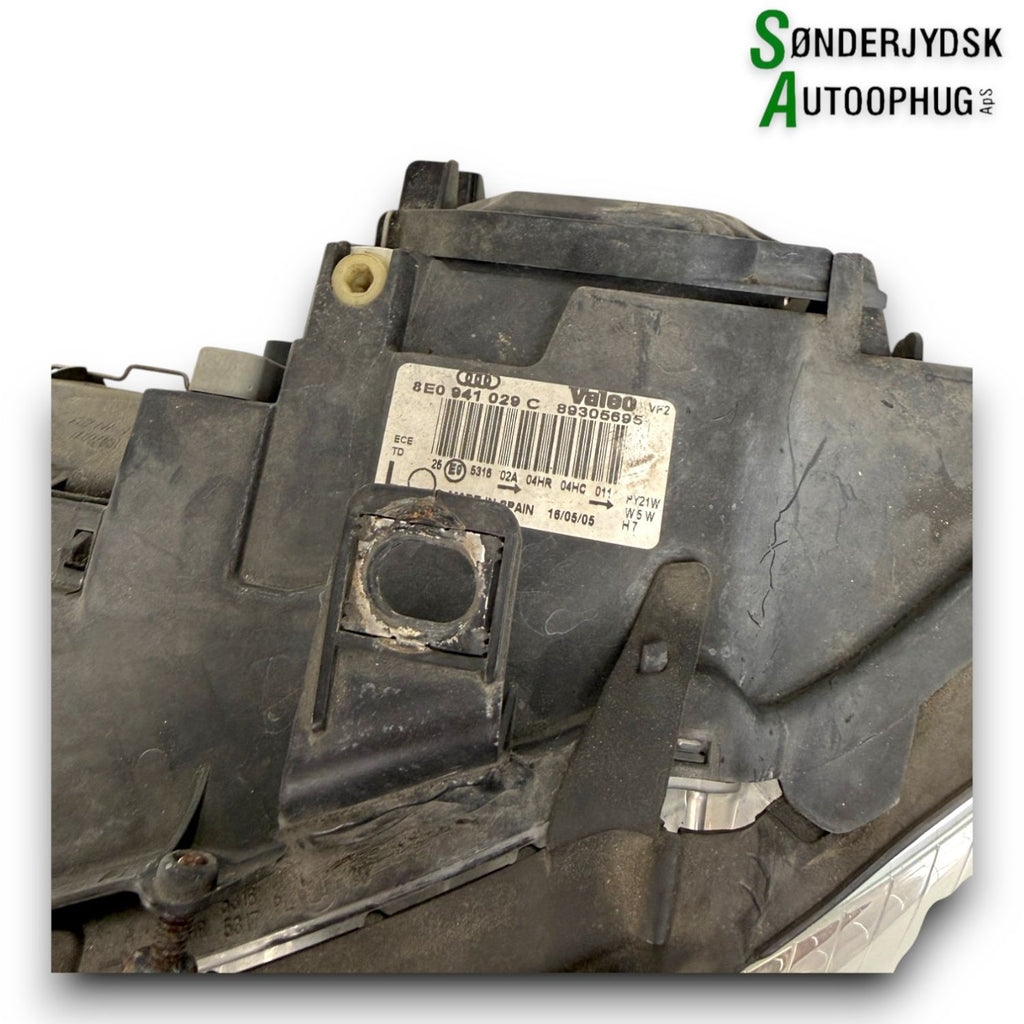 Audi A4 Forlygte Med OEM Nr. 8E0941029C Fra Audi Ophugger