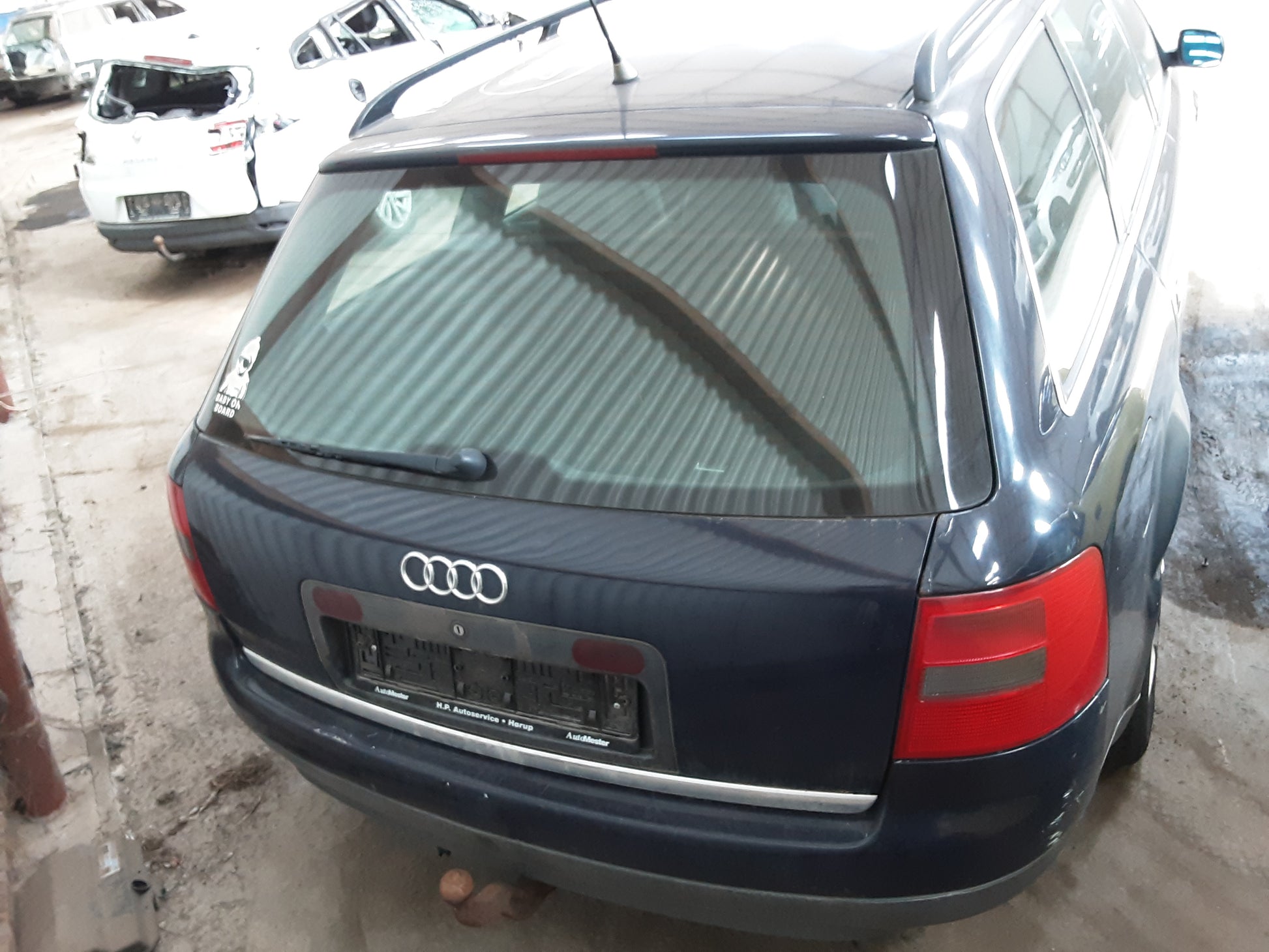 Audi A6 4B Pluk-Selv-Bil Med OEM Nr. Ophugger Fra Audi Ophugger
