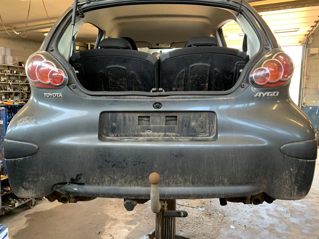 Toyota Aygo Bagkofanger Med OEM Nr. 521590H901	 Fra Toyota Ophugger