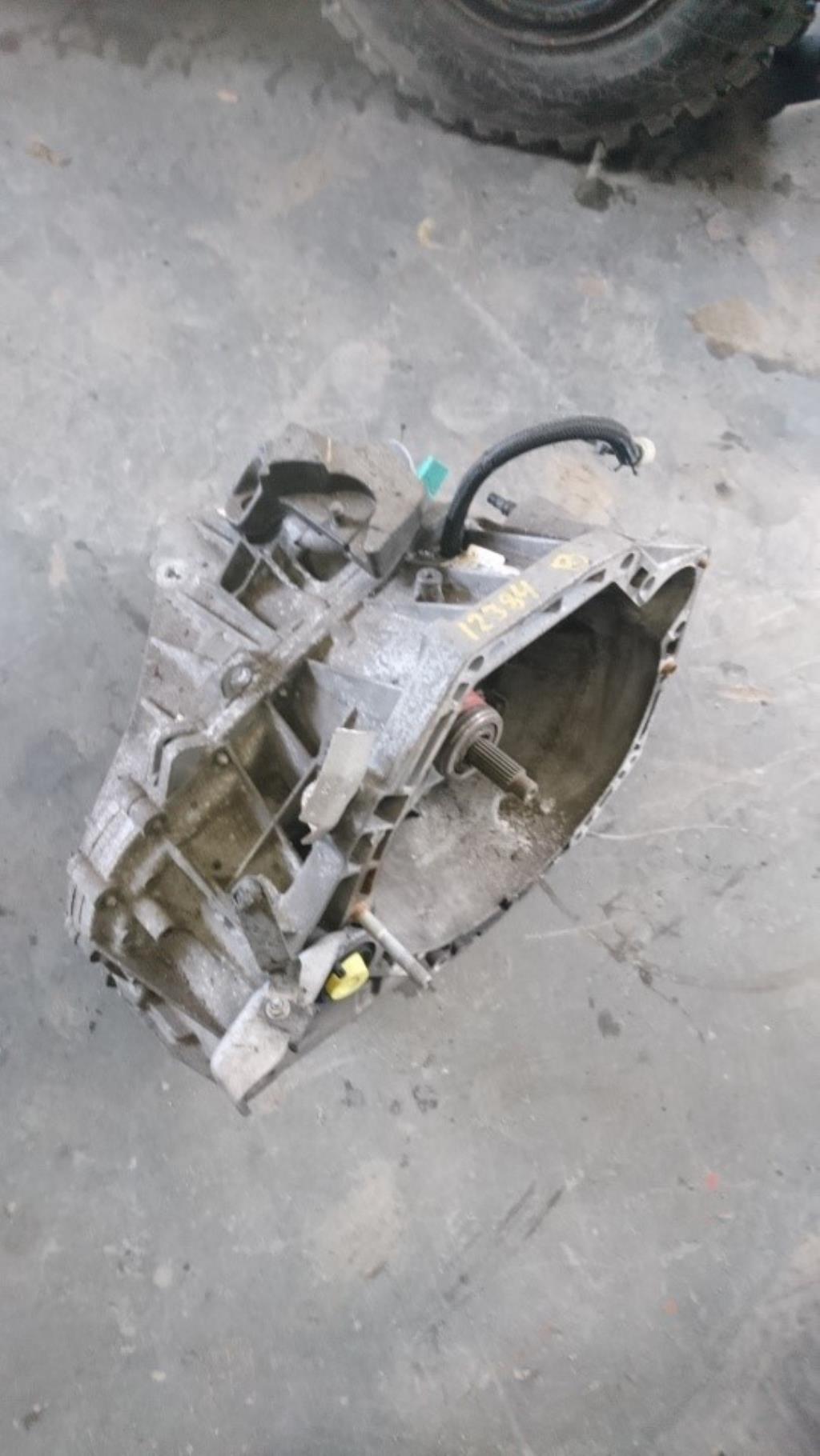 Renault Megane 3 Gearkasse 6 Trin Med OEM Nr. TL4056 Fra Renault Ophugger