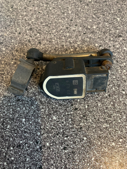 BMW 3-Serie E90/E91/E92 Niveaureg. Dele Med OEM Nr. 6778813 Fra BMW Ophugger