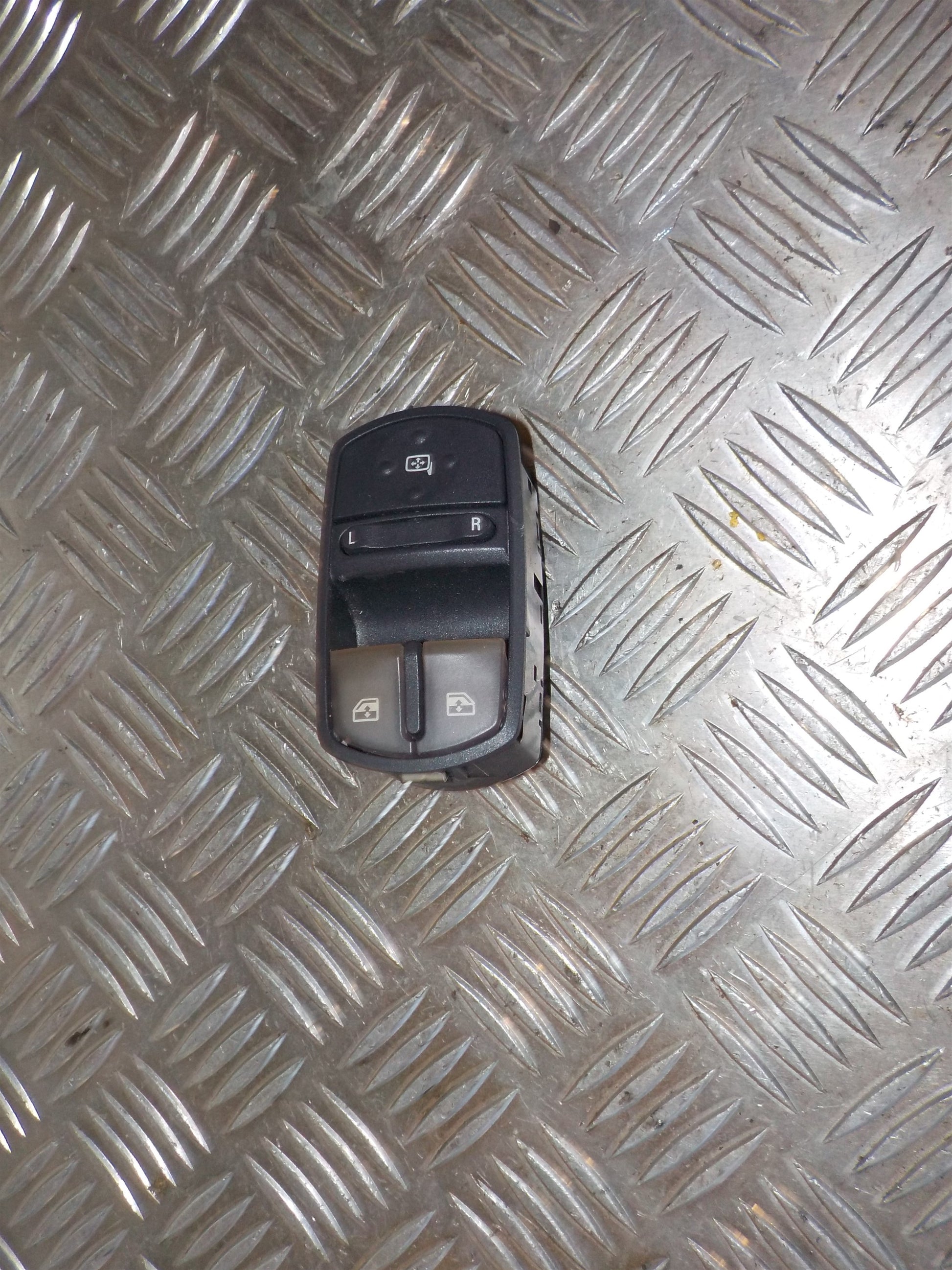 Opel Corsa D Kontakt Rudehejs Med OEM Nr. 13258522AD Fra Opel Ophugger