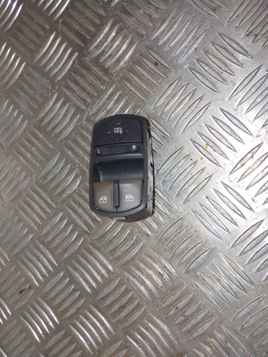 Opel Corsa D Kontakt Rudehejs Med OEM Nr. 13258522AD Fra Opel Ophugger