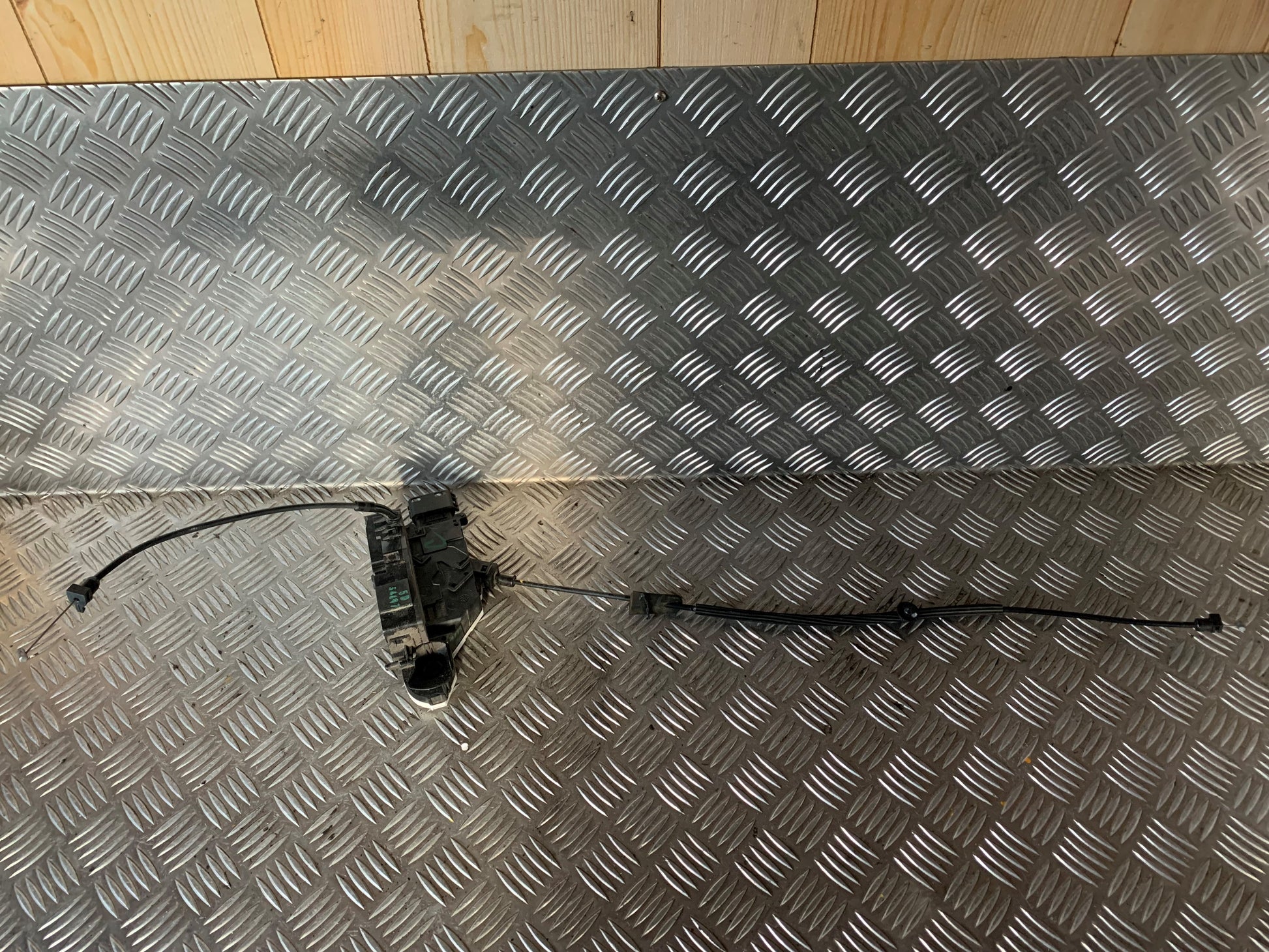 Peugeot 207 Dørlås Med OEM Nr. 9135V9 Fra Peugeot Ophugger