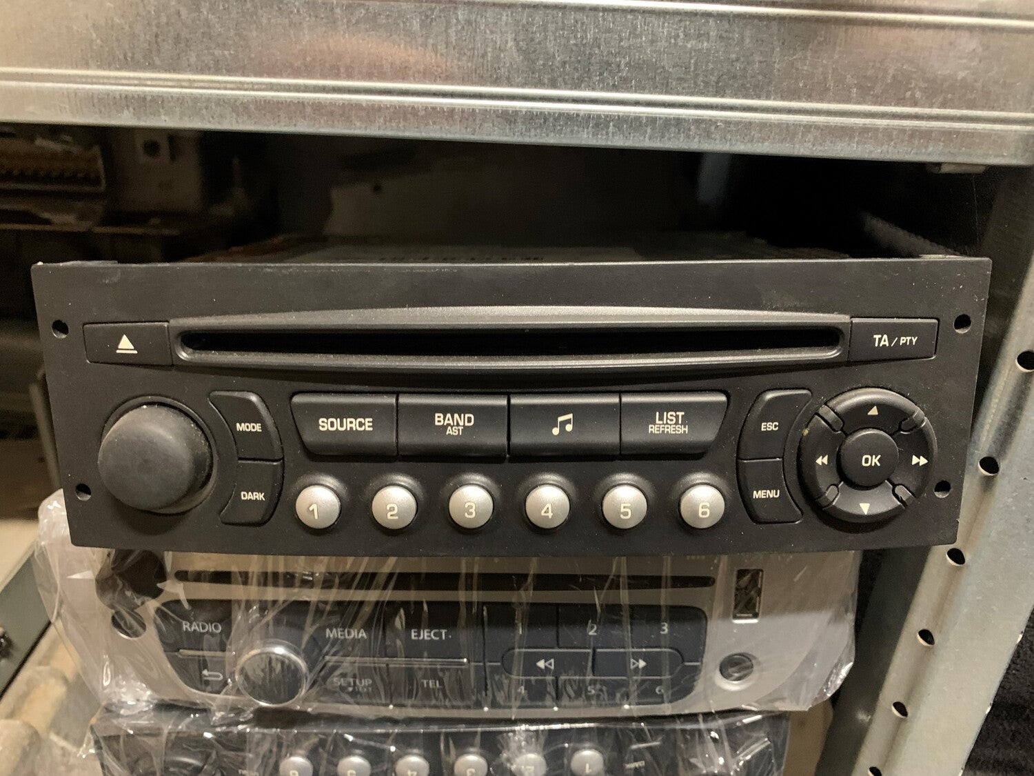 Peugeot 207 Radio M/Cd Med OEM Nr. 96639628XT Fra Peugeot Ophugger