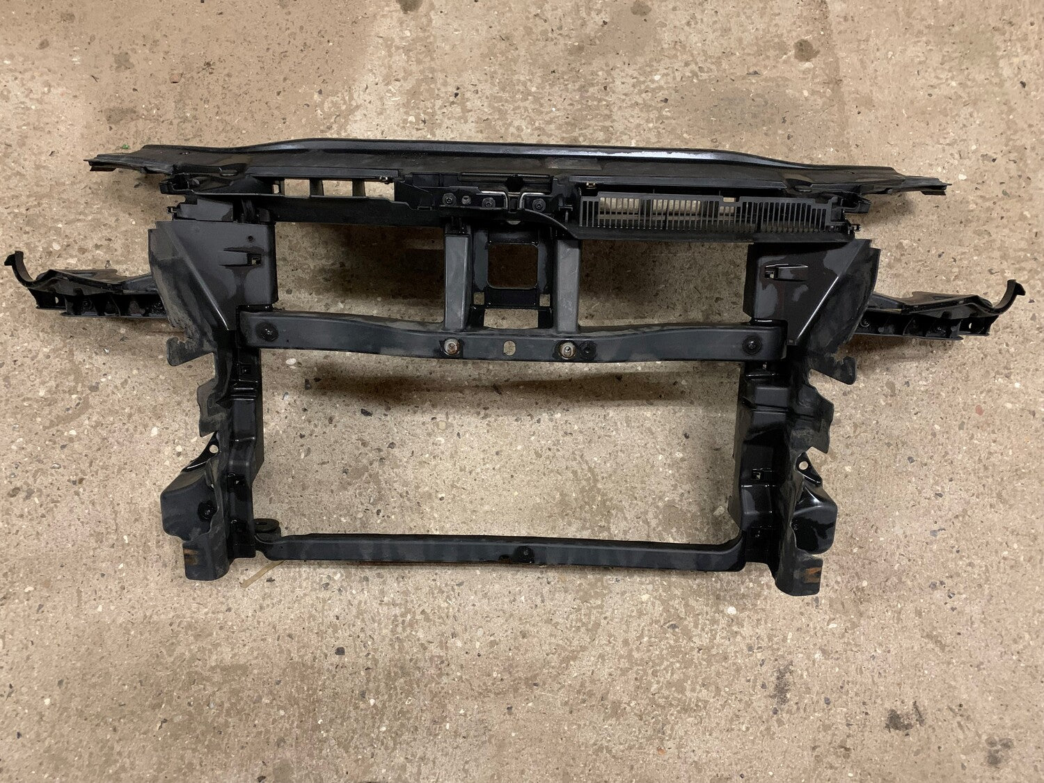 VW Passat 3C Frontkasse Med OEM Nr. 3C0805588H Fra VW Ophugger