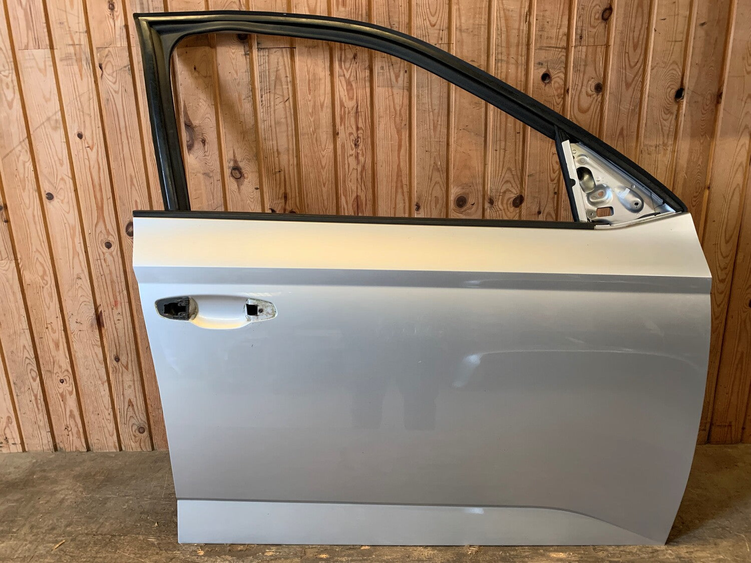 Skoda Fabia Fordør H Med OEM Nr. 6V0831056A Fra Skoda Ophugger