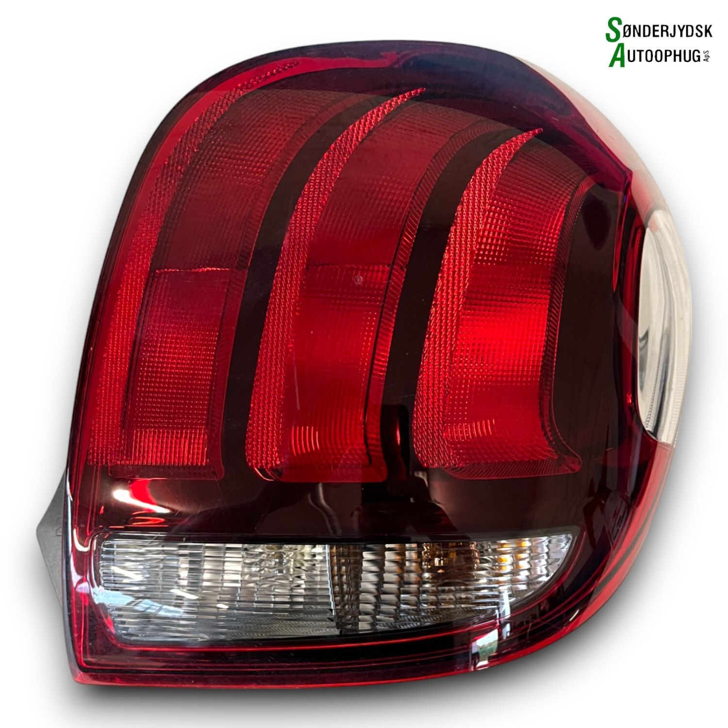 Peugeot 108 Baglygte Med OEM Nr. B001031180 Fra Peugeot Ophugger