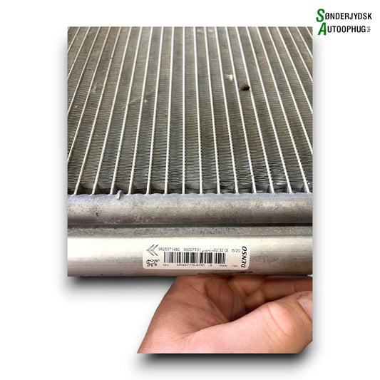 Peugeot 208 Køler Aircond Med OEM Nr. 9825371480 Fra Peugeot Ophugger