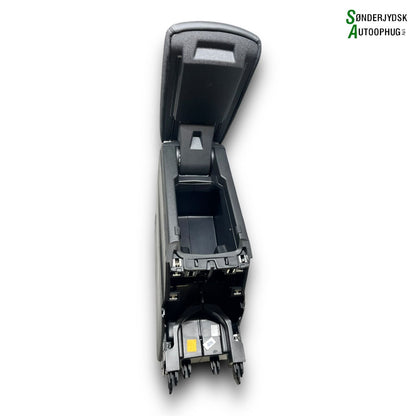 Peugeot 208 Armlæn Med OEM Nr. 98285191ZD Fra Peugeot Ophugger