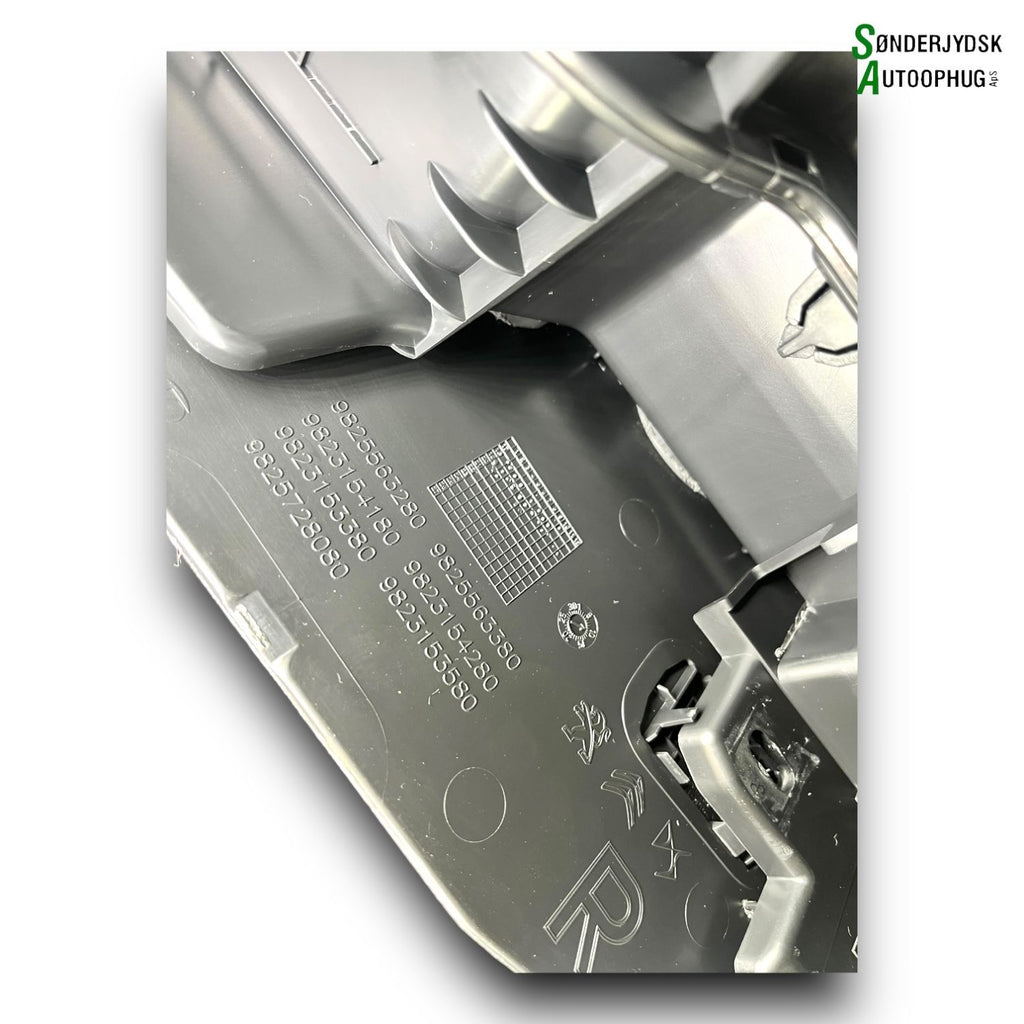 Peugeot 208 Armlæn Med OEM Nr. 9823154280 Fra Peugeot Ophugger